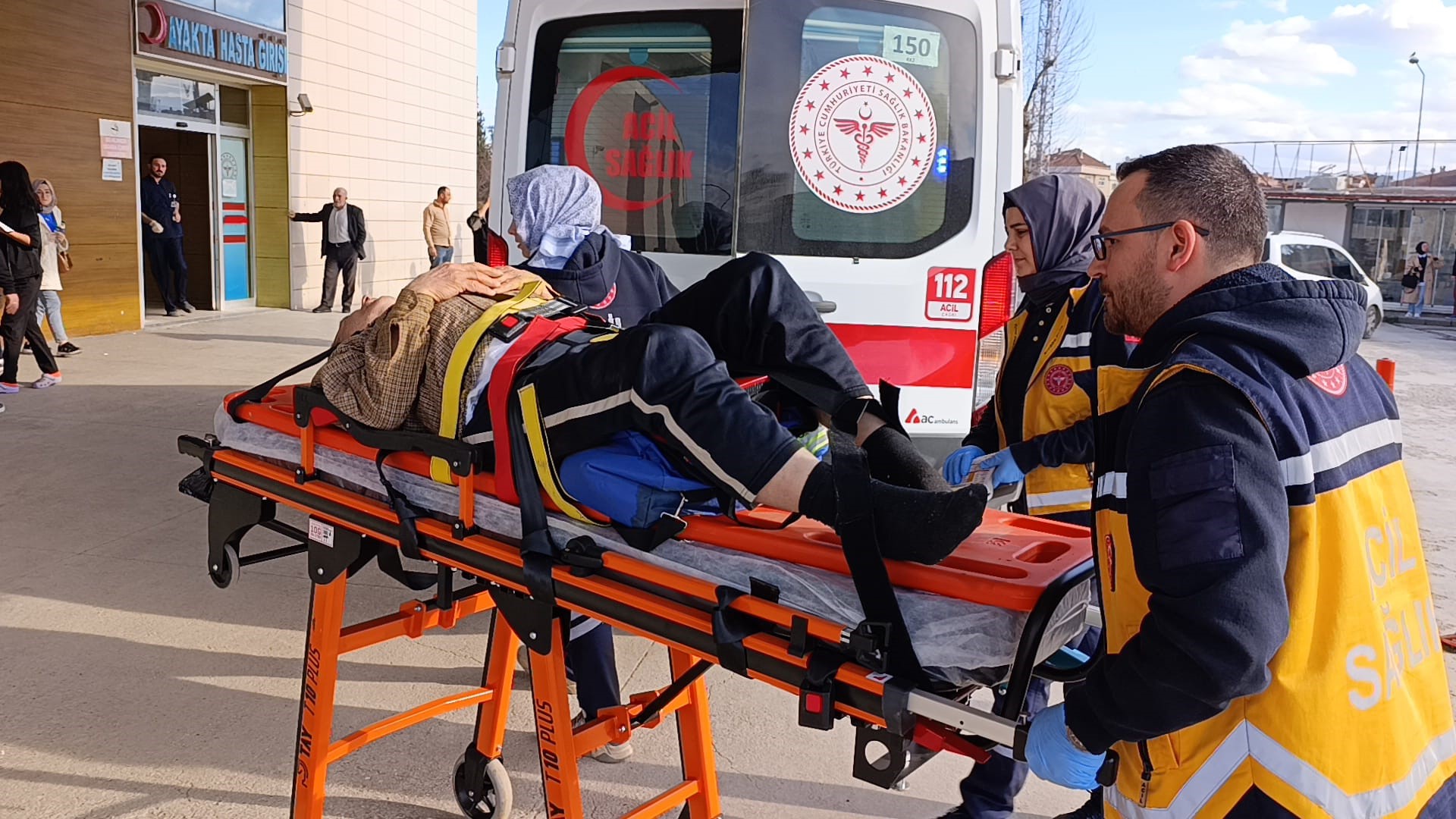 Gorulmemis Kaza Tamir Etmeye Calistigi Traktorun Altinda Can Pazari Yasandi (2)