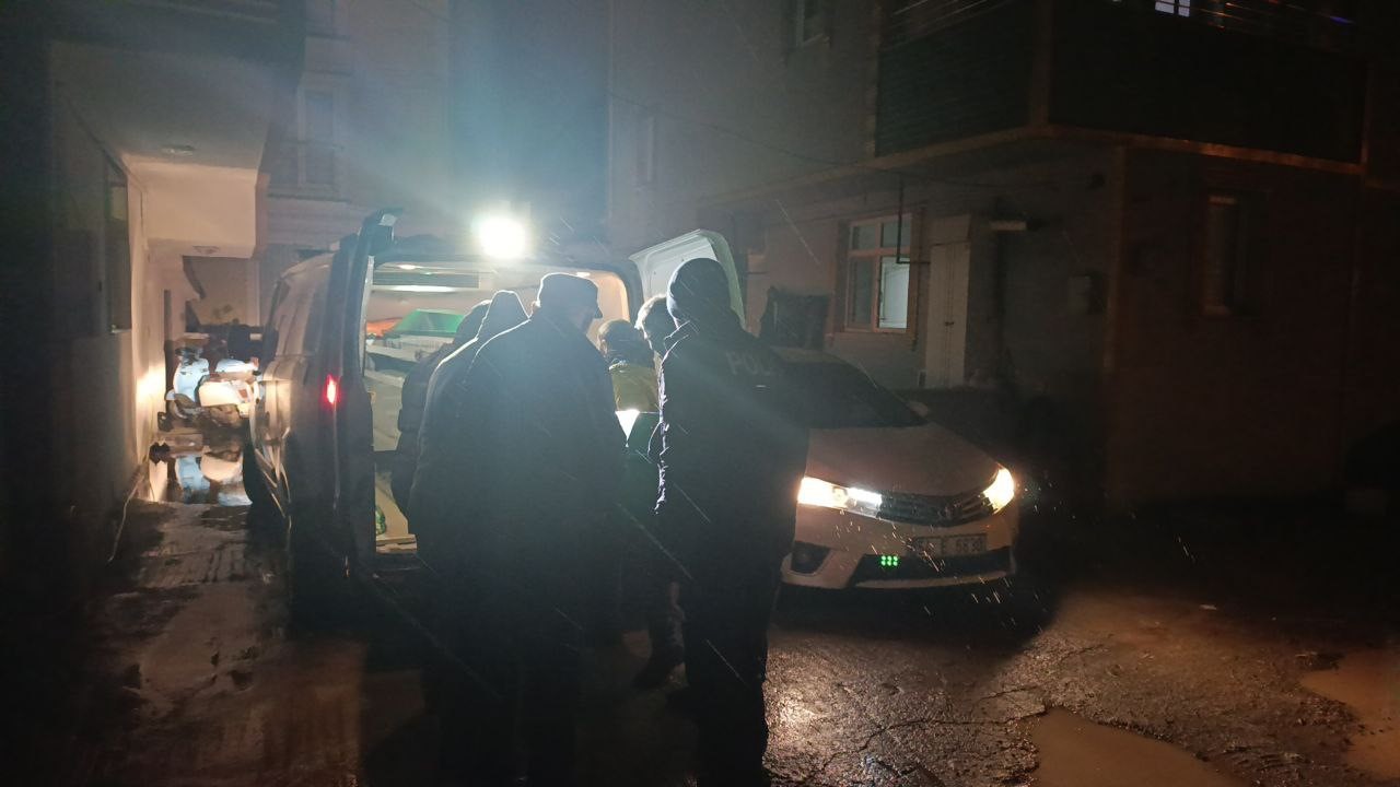 Gunlerdir Haber Alinamiyordu 35 Yasindaki Adam Evinde Olu Bulundu (1)