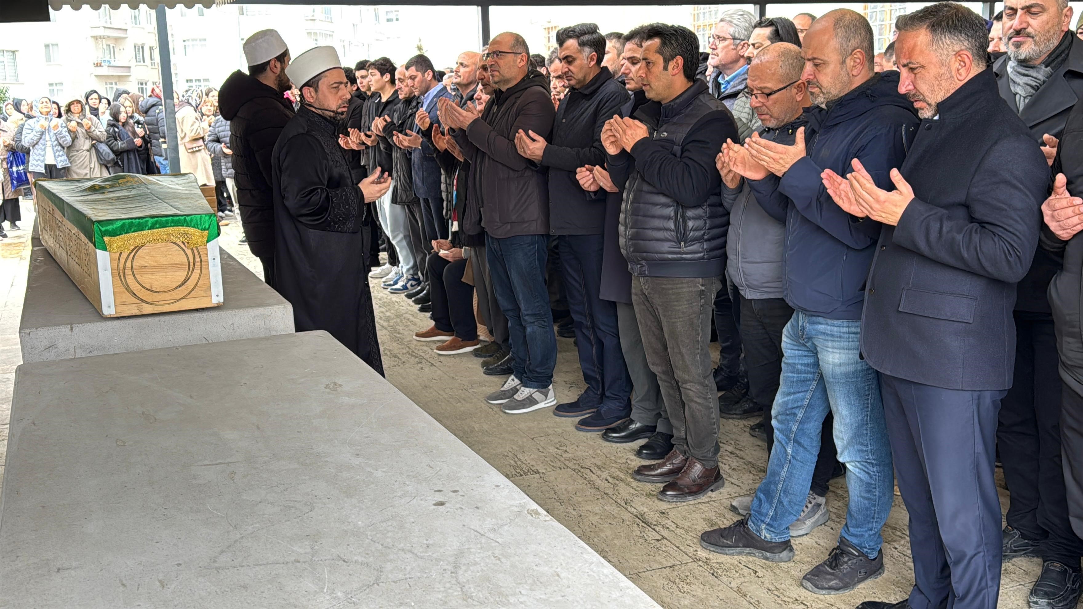 Halı Sahadaki Son Maçı! 43 Yaşındaki Öğretmen Kalbine Yenildi (2)