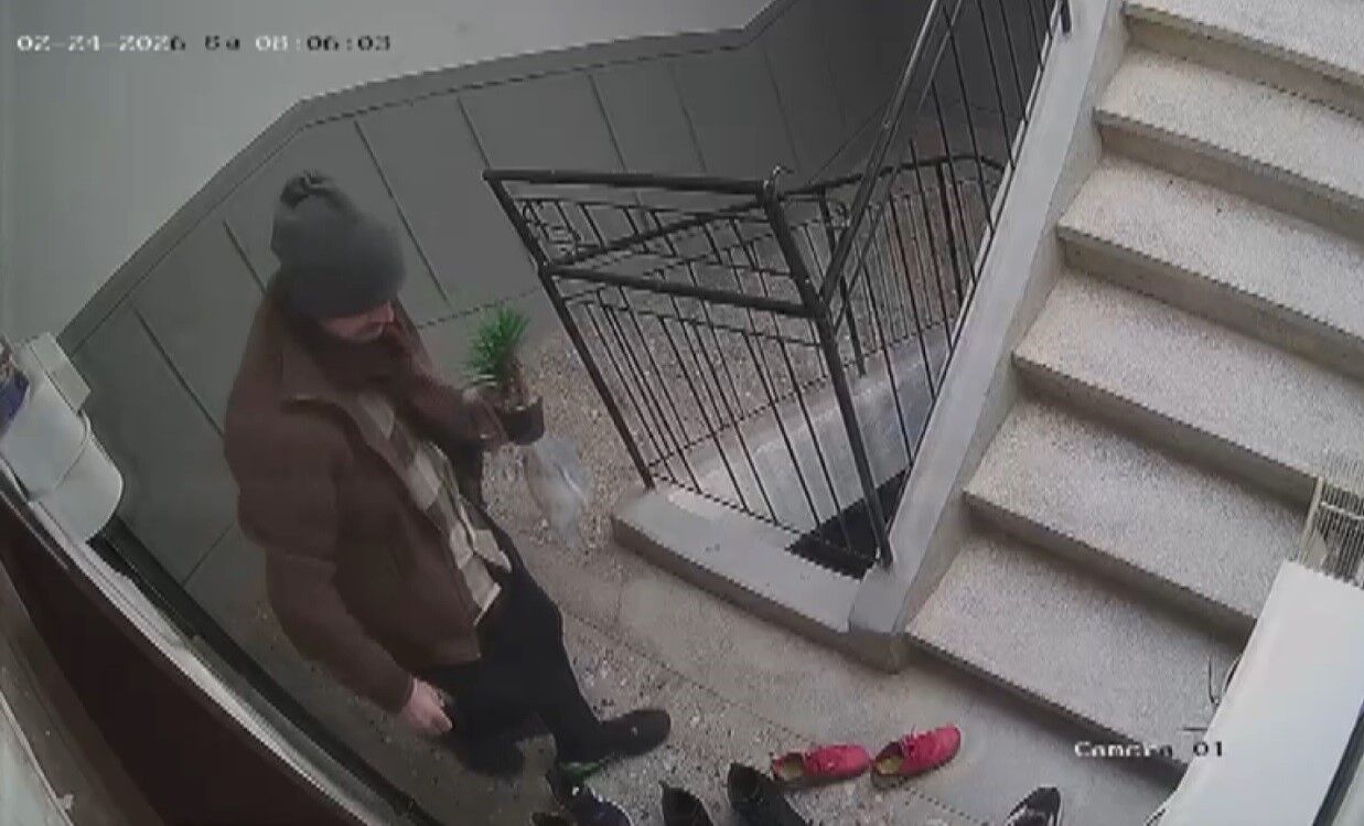 Hırsız, Ayakkabıların Markasına Bakıp Beğenmeyince Süs Çiçeğini Çaldı; Daire Sakini “Ayakkabılarımız Marka Olmadığı Için Iyi Niyetli Hırsız Gitmiş” Dedi (2)