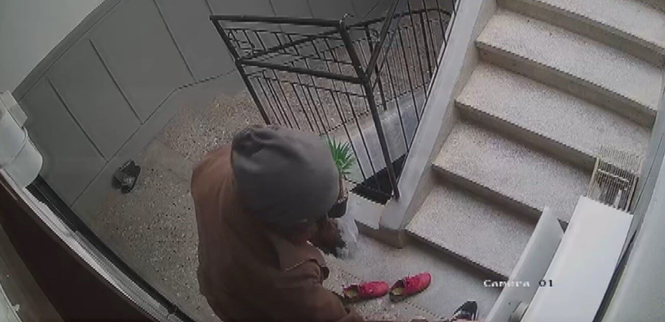 Hırsız, Ayakkabıların Markasına Bakıp Beğenmeyince Süs Çiçeğini Çaldı; Daire Sakini “Ayakkabılarımız Marka Olmadığı Için Iyi Niyetli Hırsız Gitmiş” Dedi (3)