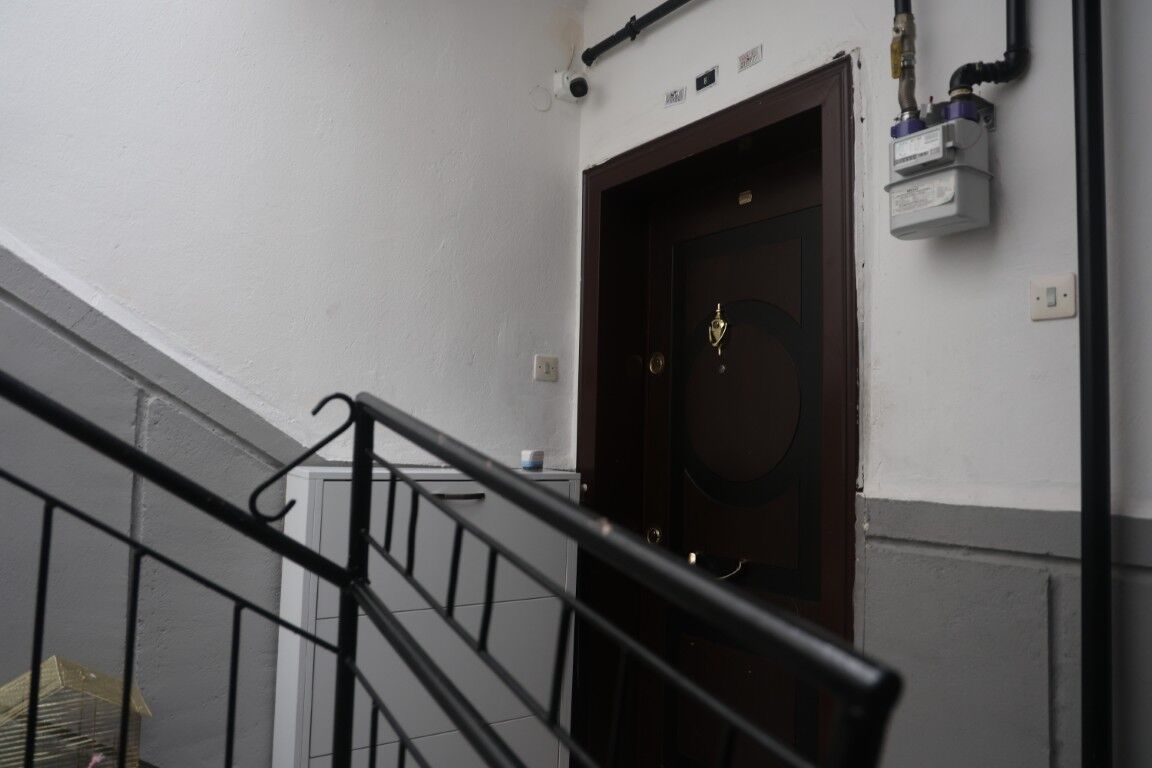 Hırsız, Ayakkabıların Markasına Bakıp Beğenmeyince Süs Çiçeğini Çaldı; Daire Sakini “Ayakkabılarımız Marka Olmadığı Için Iyi Niyetli Hırsız Gitmiş” Dedi (4) (Orta)