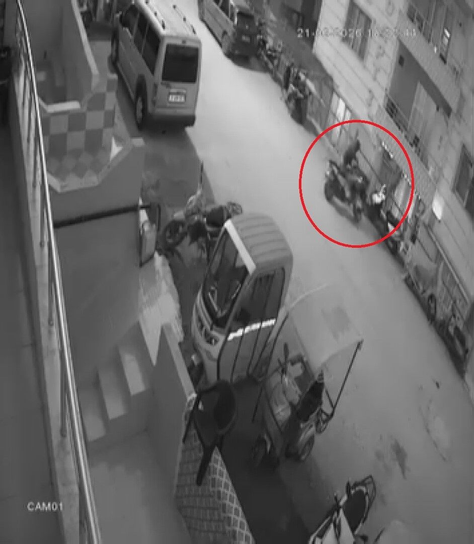 Iftar Saatinde Piskin Hirsizlik Park Halindeki Motosikleti Rahat Tavirlarla Calip Gitti (4)