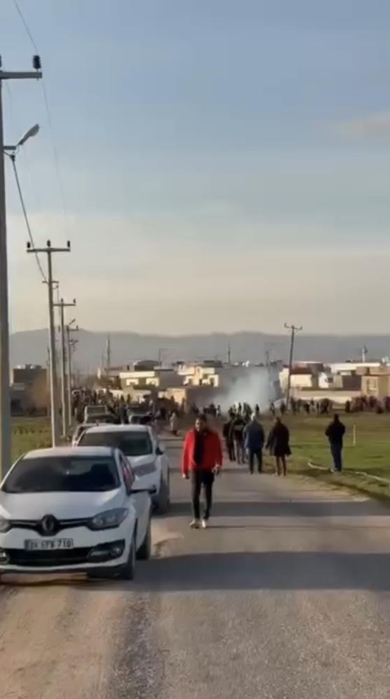 Iki Aile Arasında Çıkan Tartışma, Kısa Sürede Taşlı Ve Sopalı Kavgaya Dönüşürken, O Anlar Cep Telefonu Kamerası Tarafından Kaydedildi (2)