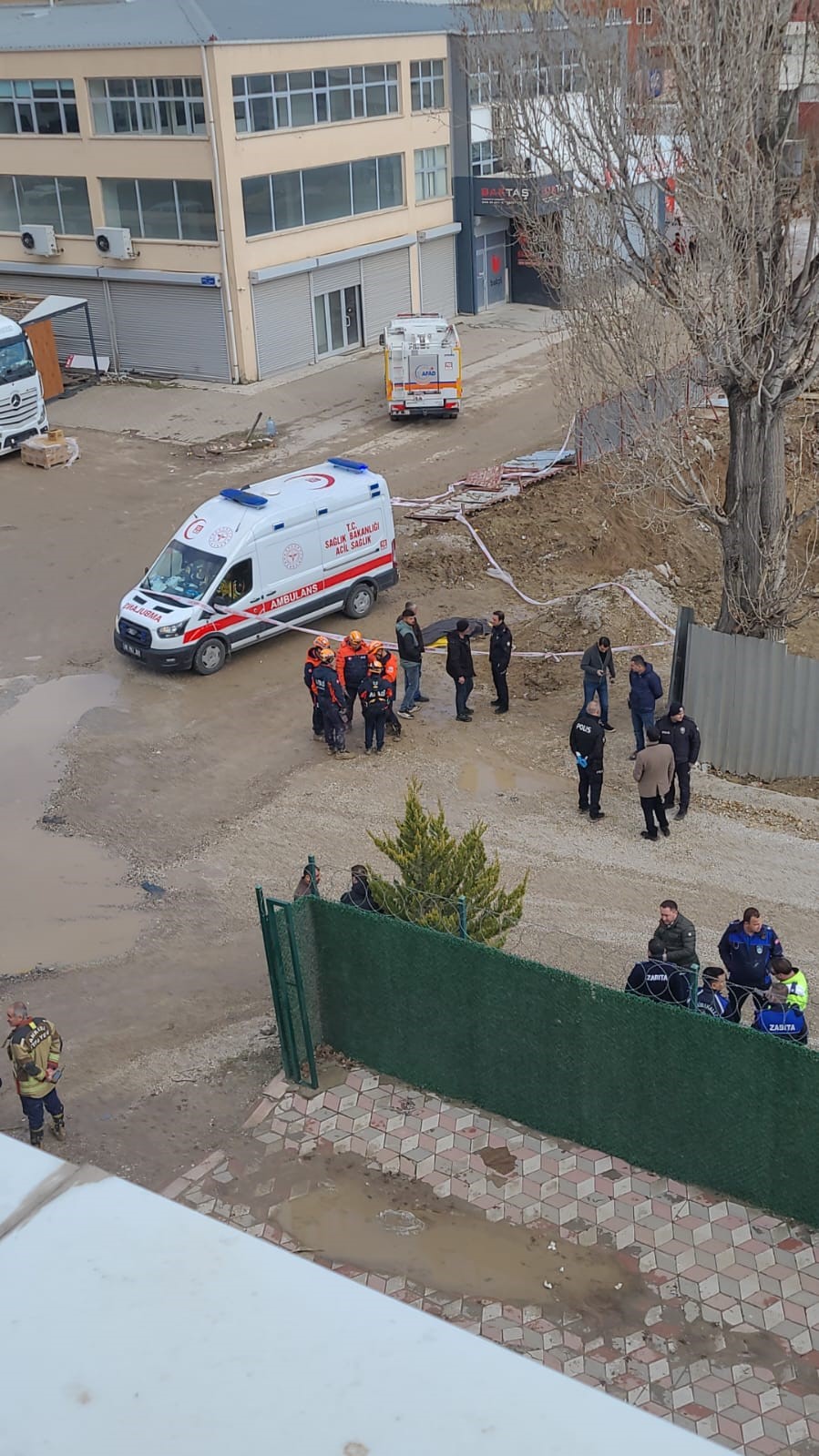 İnşaat Alanında Facia! Toprak Kayması Şantiyeyi Mezara Çevirdi (2)