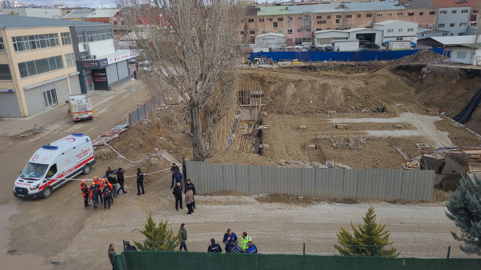 İnşaat Alanında Facia! Toprak Kayması Şantiyeyi Mezara Çevirdi (8)