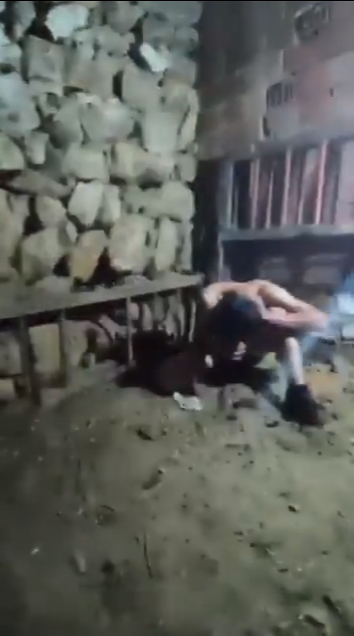 İnsanlık Dışı Görüntüler Ortaya Çıktı Alıkonuldu, Darbedildi, Köpekle Korkutuldu (2)