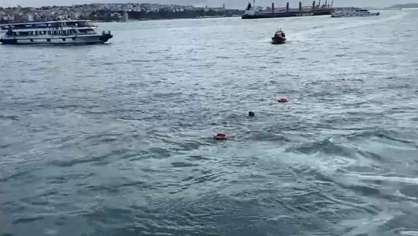 İstanbul Boğazı’nda Korku Dolu Anlar Denize Atlayan Yolcu Son Anda Kurtarıldı (2)