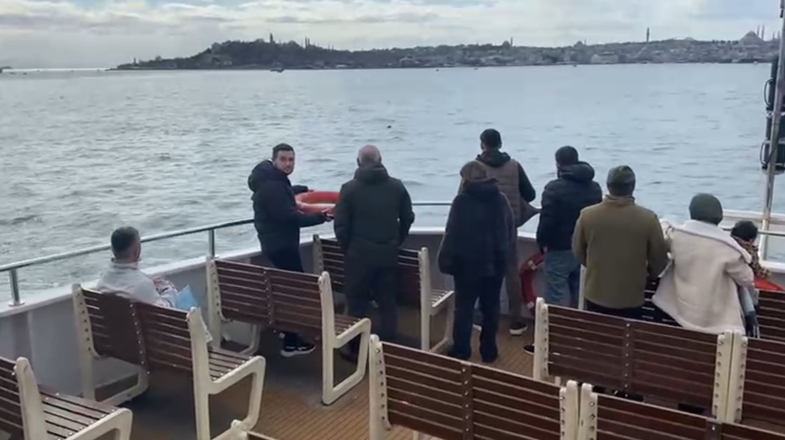 İstanbul Boğazı’nda Korku Dolu Anlar Denize Atlayan Yolcu Son Anda Kurtarıldı (3)