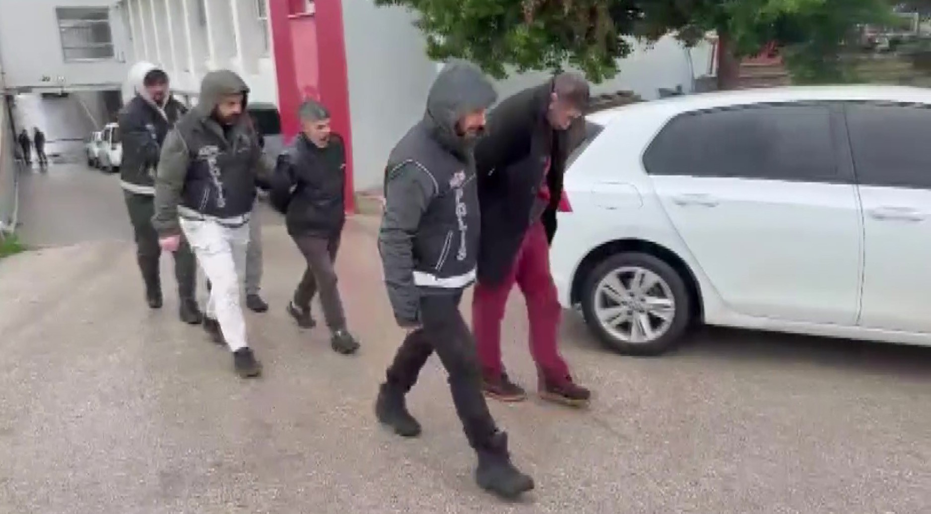 Kacak Sigara Baskininda Yakalandi Sucu Bavulu Getiren Gizemli Yabanciya Atti (2)