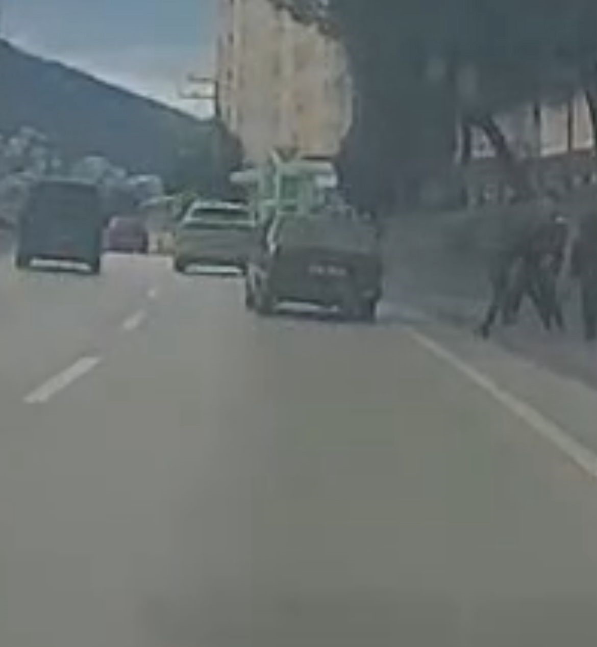 Kaldirimda Yuruyen Cocuklara Skandal Hareket O Anlar Saniye Saniye Kaydedildi (2)