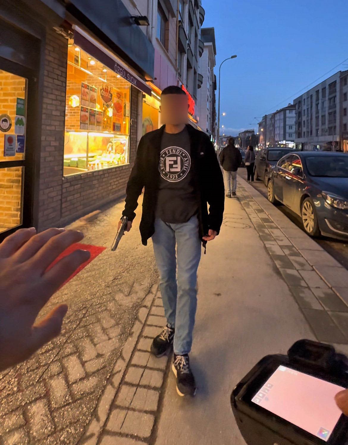 Kamerasini Actigina Pisman Oldu Gulumseyin Diyecekti Silahla Burun Buruna Geldi (2)