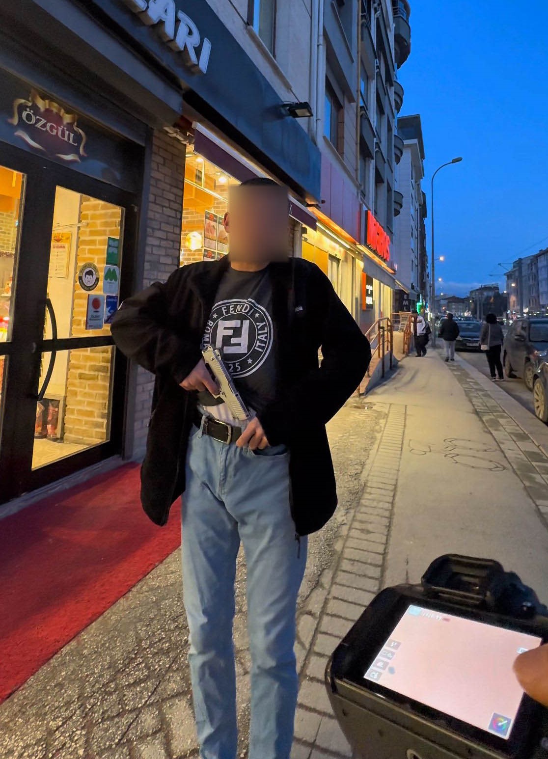 Kamerasini Actigina Pisman Oldu Gulumseyin Diyecekti Silahla Burun Buruna Geldi (3)