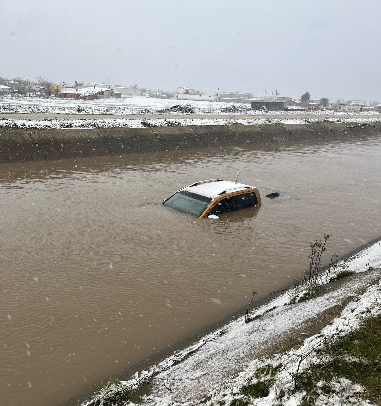 Kamyonetin Icinden Cikmadi Aci Gercek Saatler Sonra Anlasildi (2)