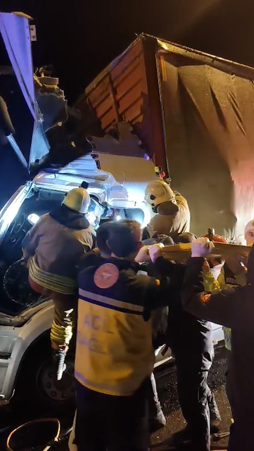 Kamyonlar Tem’de Çarpıştı, Kabinde Uyuyan Baba Yaşamını Yitirdi (2)