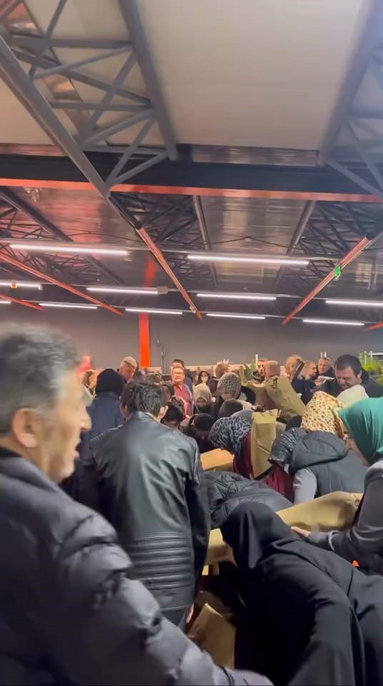Kapılar Açıldı, Kalabalık Aktı 100 Tl’lik Ürünlere Yoğun Ilgi (2)
