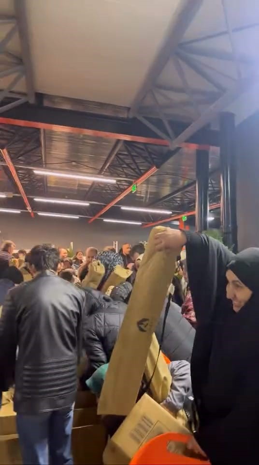 Kapılar Açıldı, Kalabalık Aktı 100 Tl’lik Ürünlere Yoğun Ilgi (4)