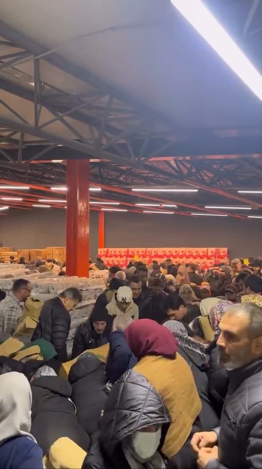 Kapılar Açıldı, Kalabalık Aktı 100 Tl’lik Ürünlere Yoğun Ilgi (5)