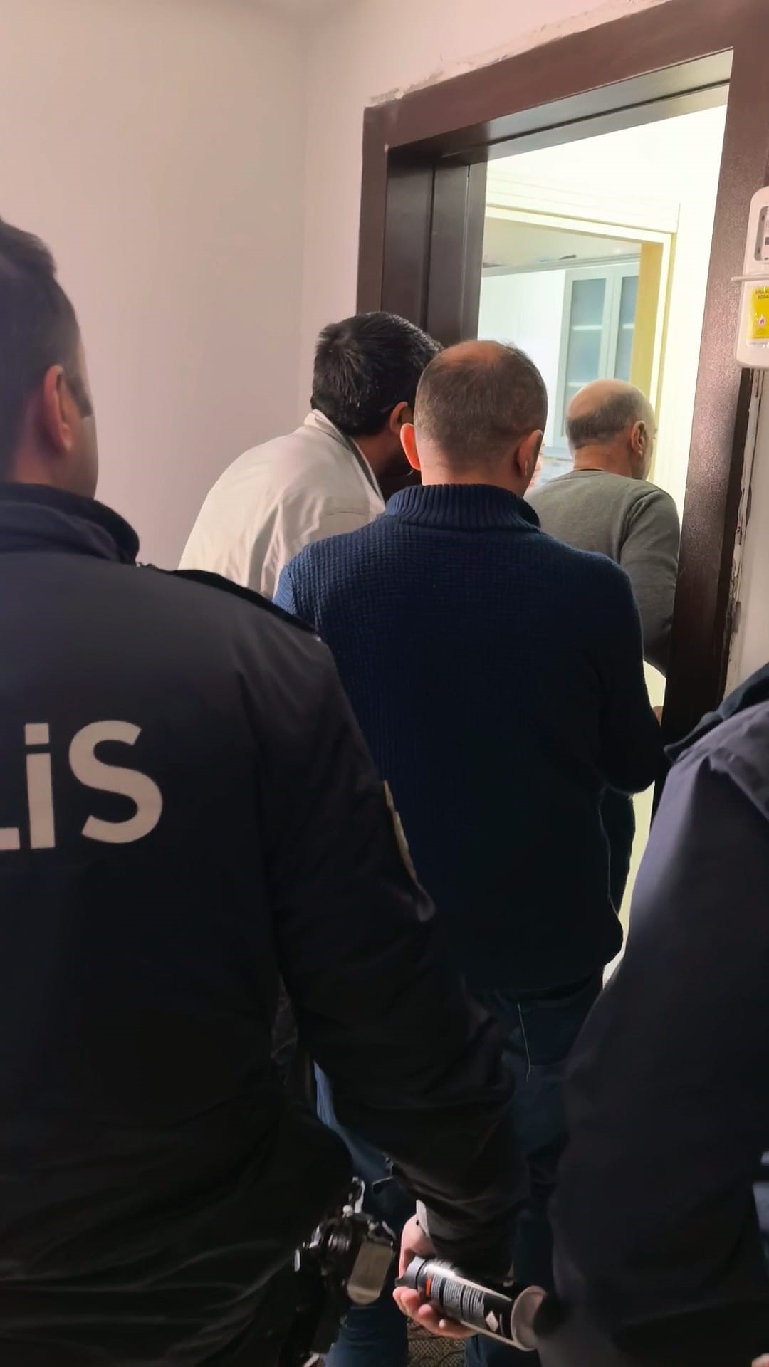 Kapıyı Kırıp Kurtardılar 17 Yaşındaki Genç Ablasını Bıçakla Rehin Aldı (3)