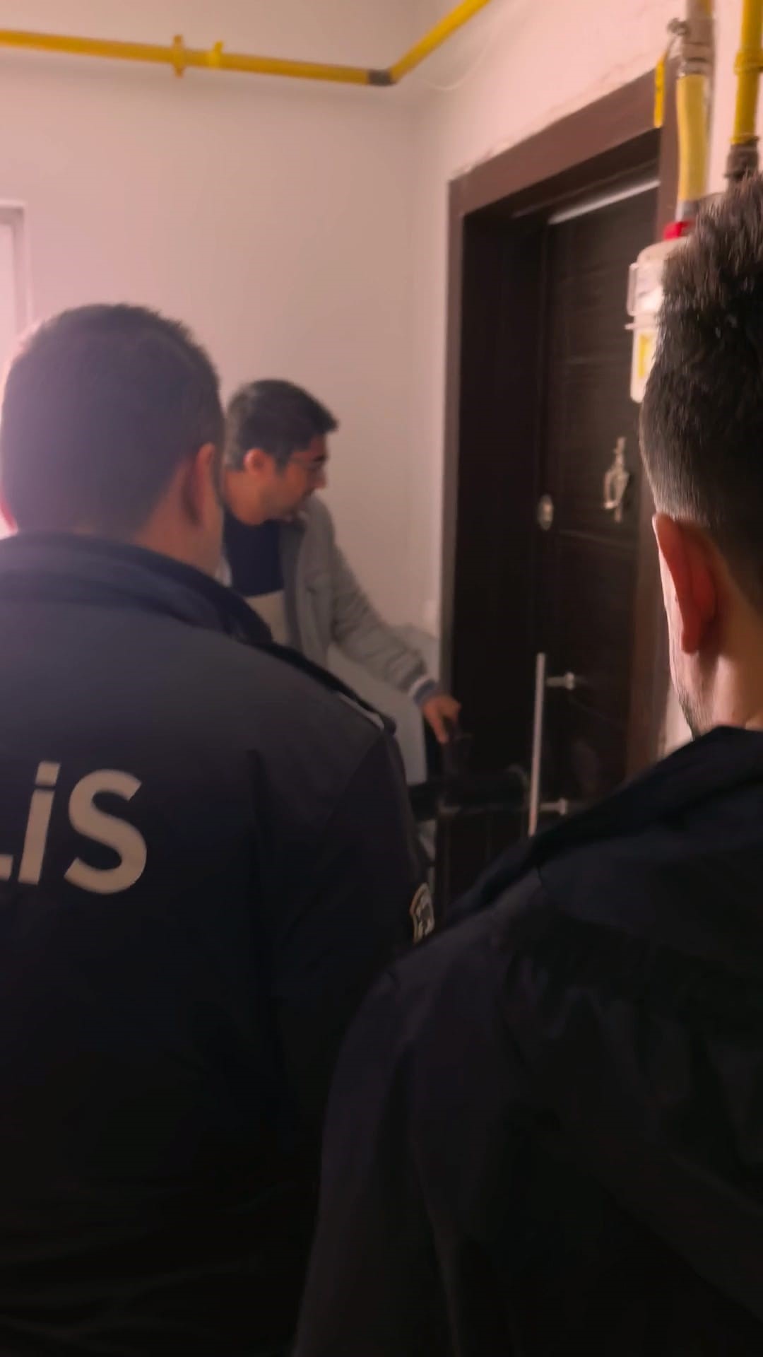 Kapıyı Kırıp Kurtardılar 17 Yaşındaki Genç Ablasını Bıçakla Rehin Aldı (4)