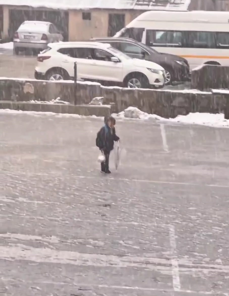 Kar Altında İstiklâl Marşı Minik Öğrenci Yürekleri Isıttı (2)