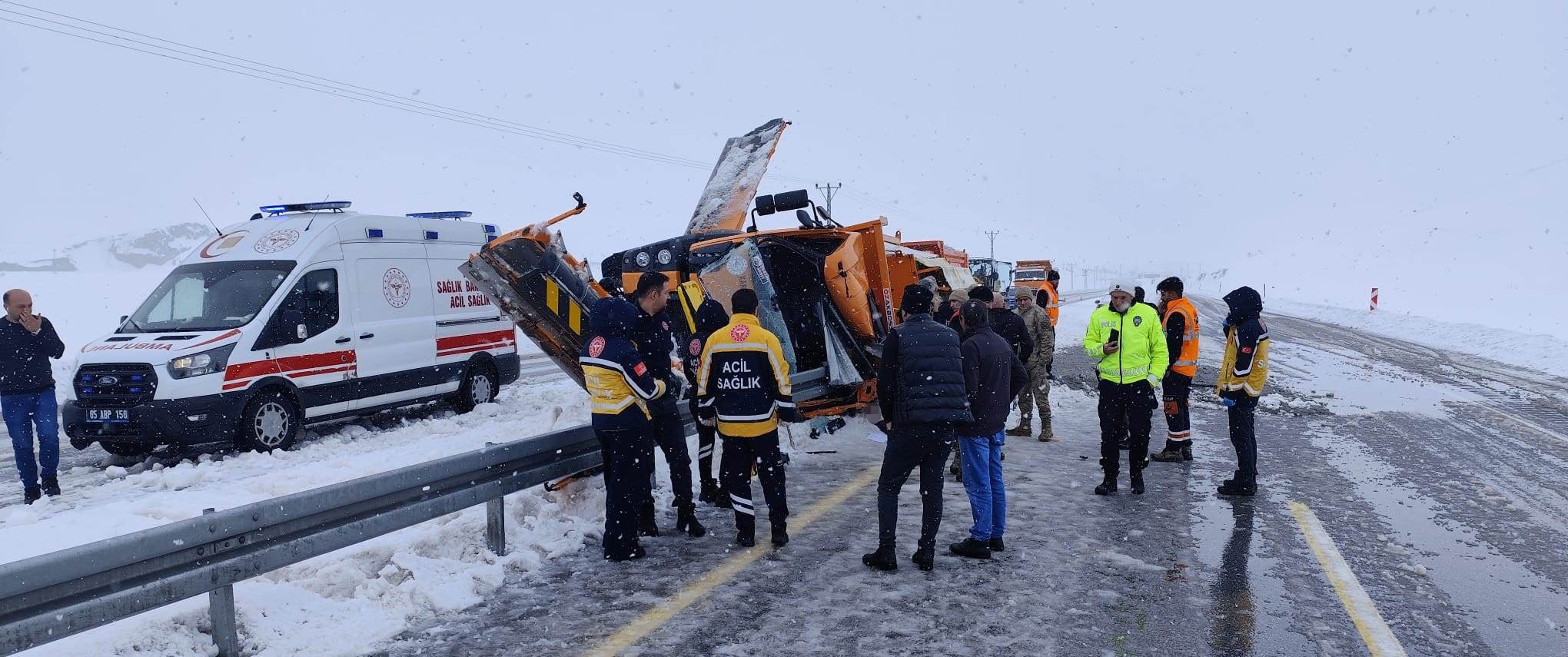 Karla Mücadelede Acı Son! İş Makinesi Kazasında Can Kaybı (3)