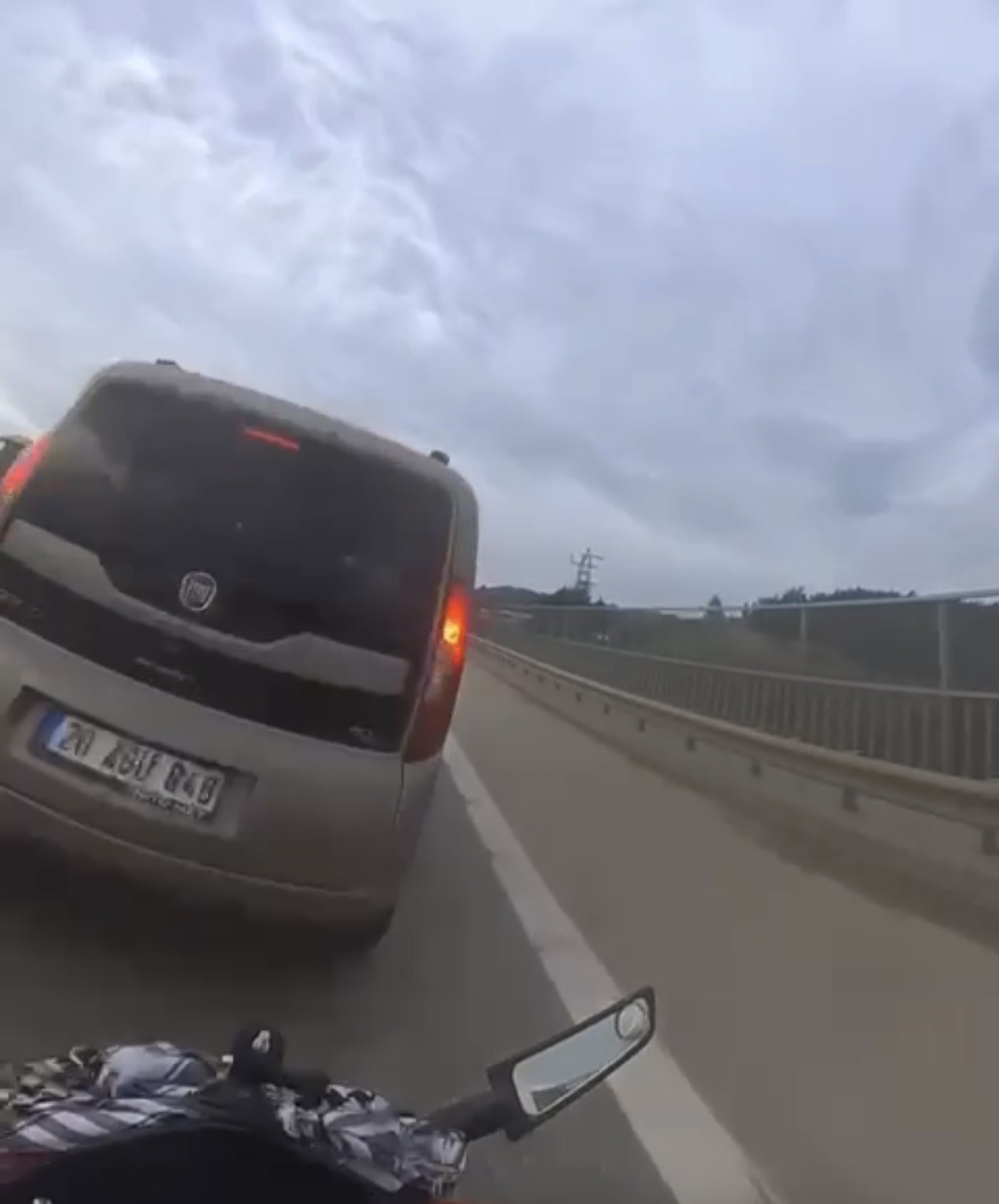 Kask Kamerasi Her Seyi Kaydetti 113 Kilometre Hizla Aracin Icine Uctu (3)