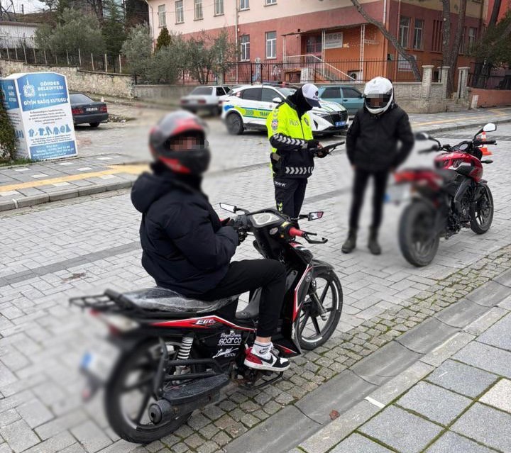 Kask Takmayan Yandi Manisada Motosikletlere Ceza Yagdi (2)