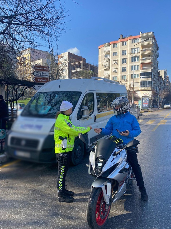 Kask Takmayan Yandi Manisada Motosikletlere Ceza Yagdi (4)