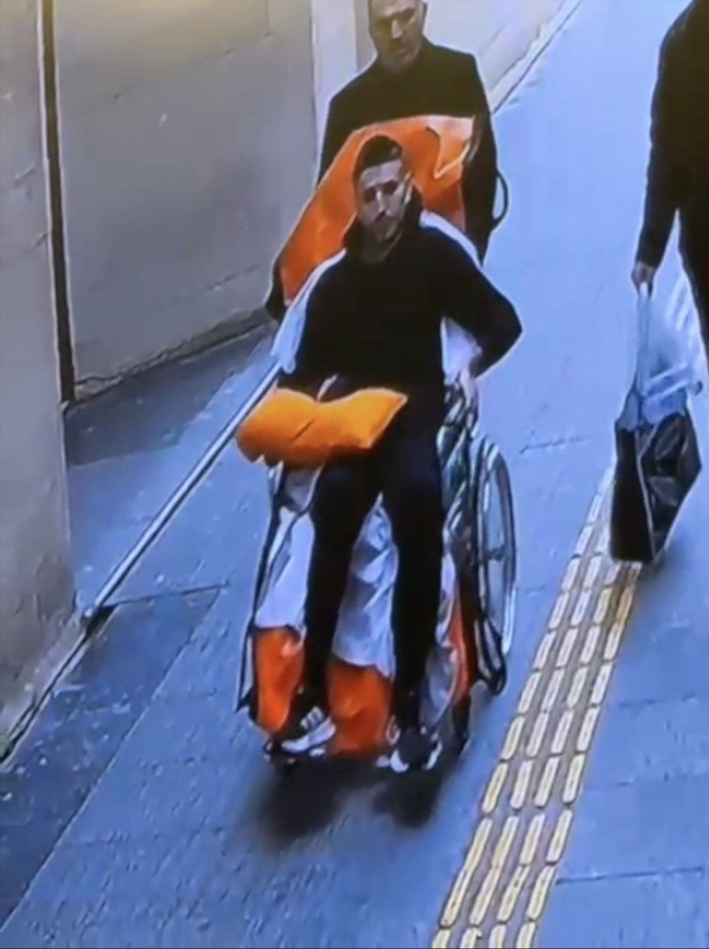 Katliamın Yeni Görüntüleri Ortaya Çıktı Silahı Engelli Oğlunun Tekerlekli Sandalyesiyle Sokmuş (4)