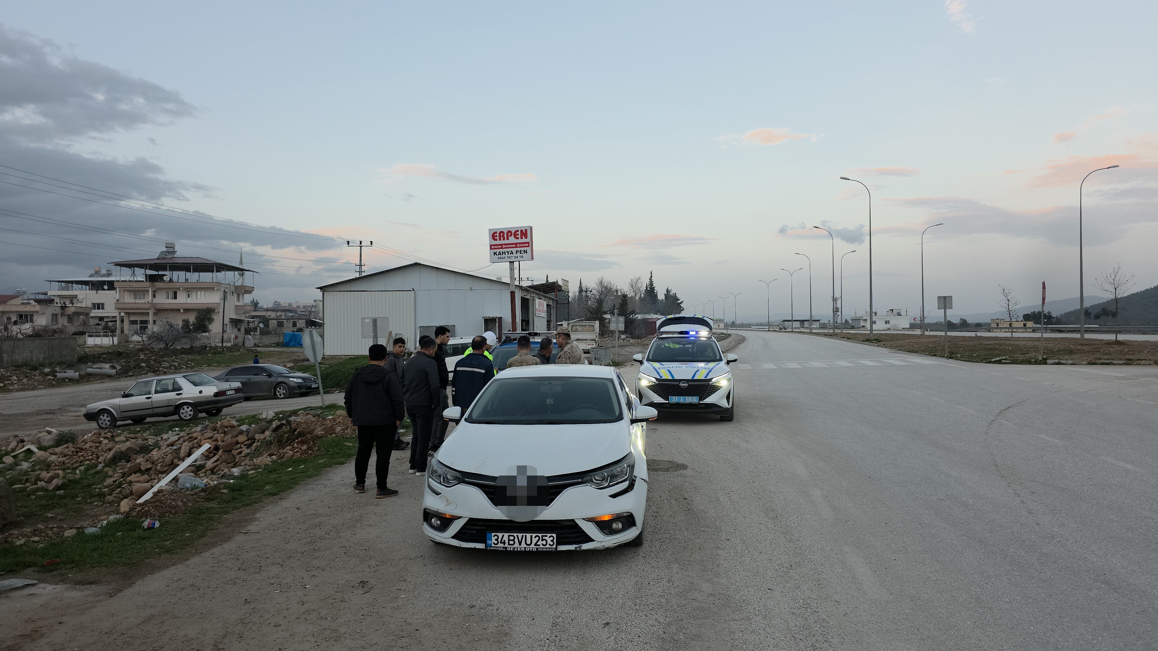 Kavsak Degil Sanki Pusu Otomobil Koyun Surusune Boyle Daldi (3)