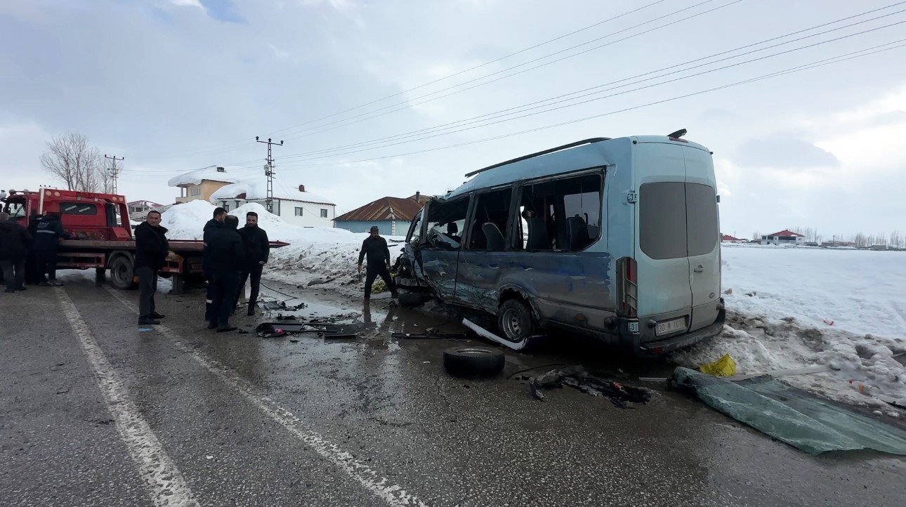 Kavşakta Dehşet Otobüs Minibüs Kazasında Çok Sayıda Yaralı! (11)