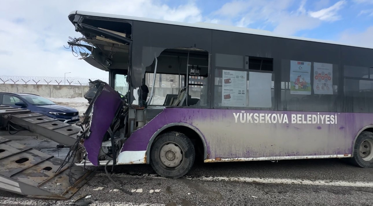 Kavşakta Dehşet Otobüs Minibüs Kazasında Çok Sayıda Yaralı! (13)