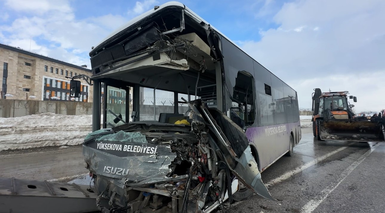 Kavşakta Dehşet Otobüs Minibüs Kazasında Çok Sayıda Yaralı! (14)