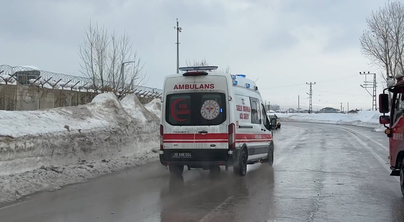Kavşakta Dehşet Otobüs Minibüs Kazasında Çok Sayıda Yaralı! (4)