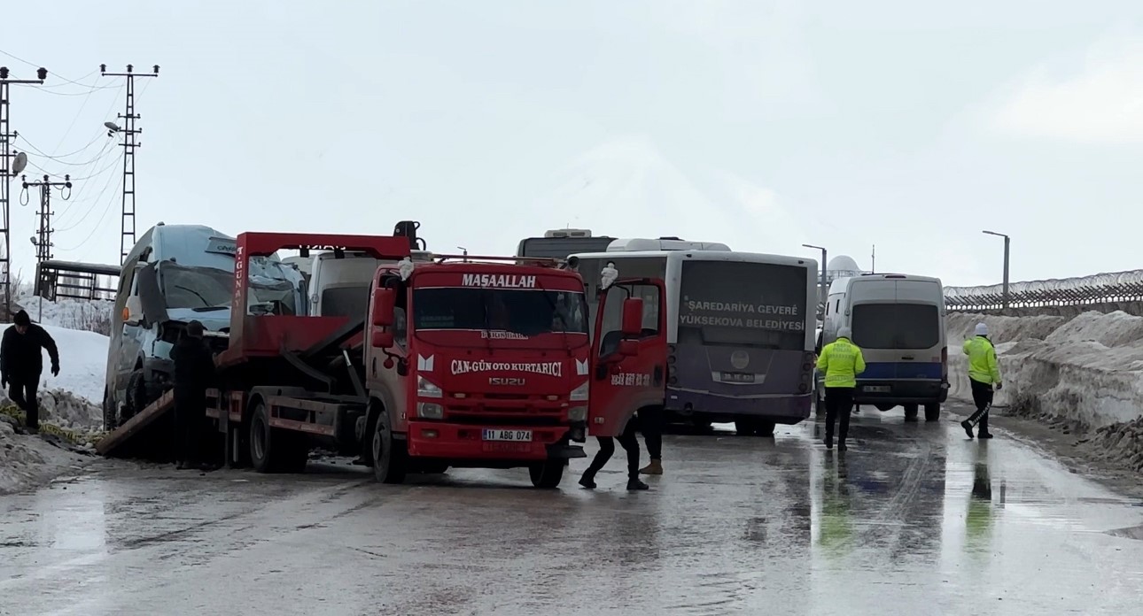 Kavşakta Dehşet Otobüs Minibüs Kazasında Çok Sayıda Yaralı! (5)