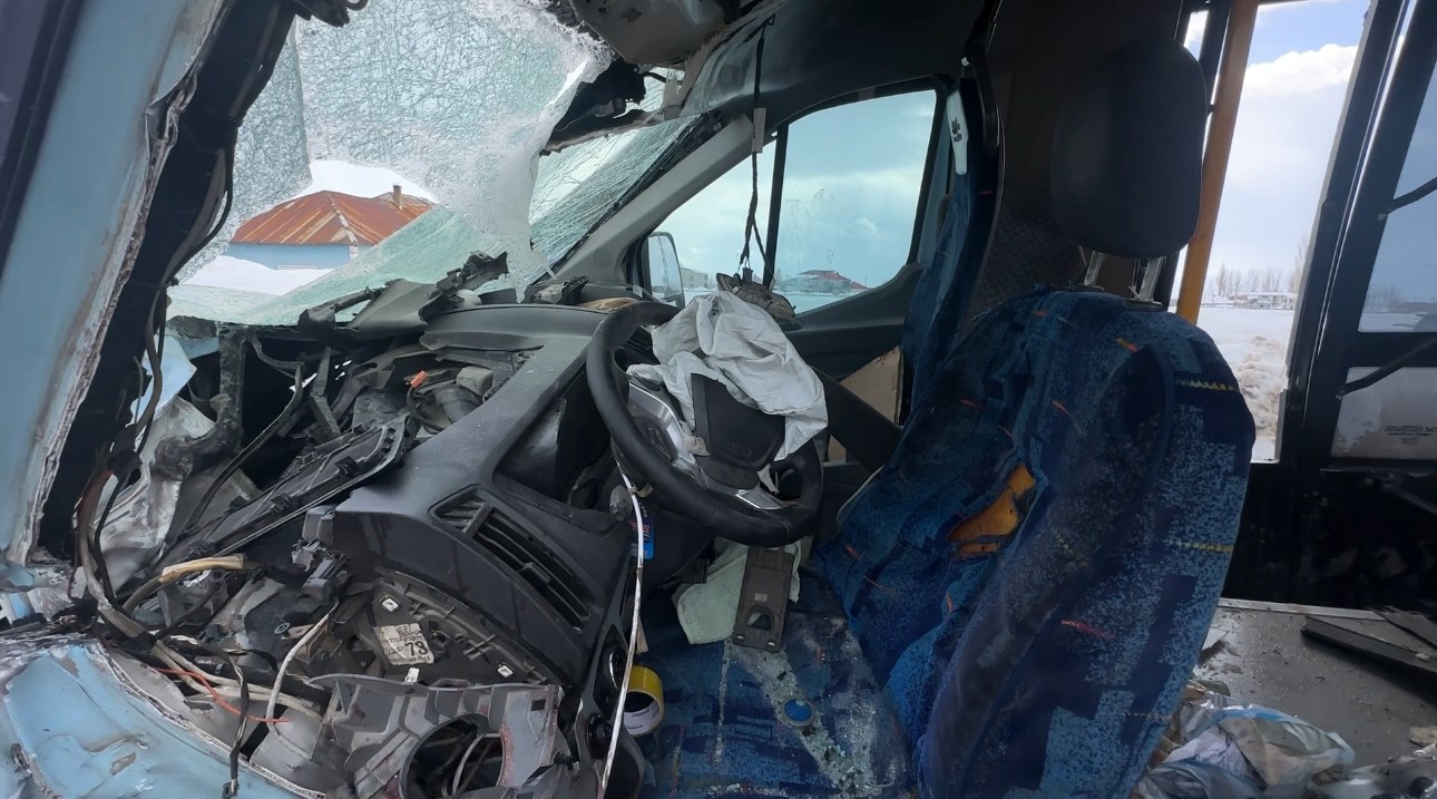 Kavşakta Dehşet Otobüs Minibüs Kazasında Çok Sayıda Yaralı! (6)