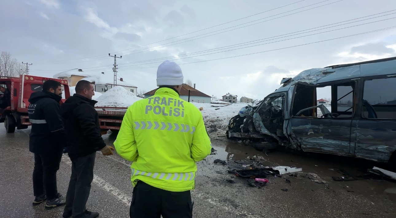 Kavşakta Dehşet Otobüs Minibüs Kazasında Çok Sayıda Yaralı! (8)