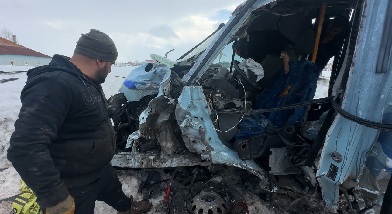 Kavşakta Dehşet Otobüs Minibüs Kazasında Çok Sayıda Yaralı! (9)