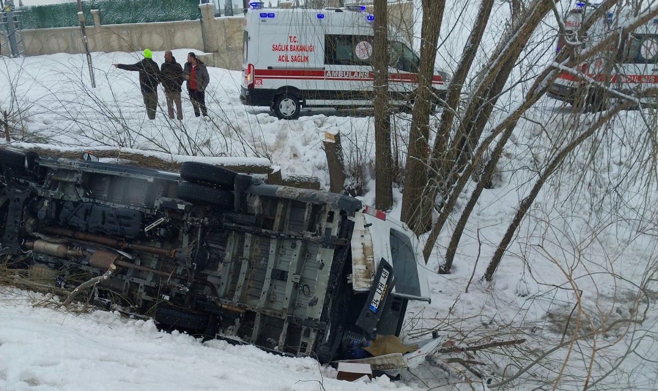 Kaygan Zemin Faciaya Yol Açtı İşçi Minibüsü Devrildi, 6 Yaralı (2)