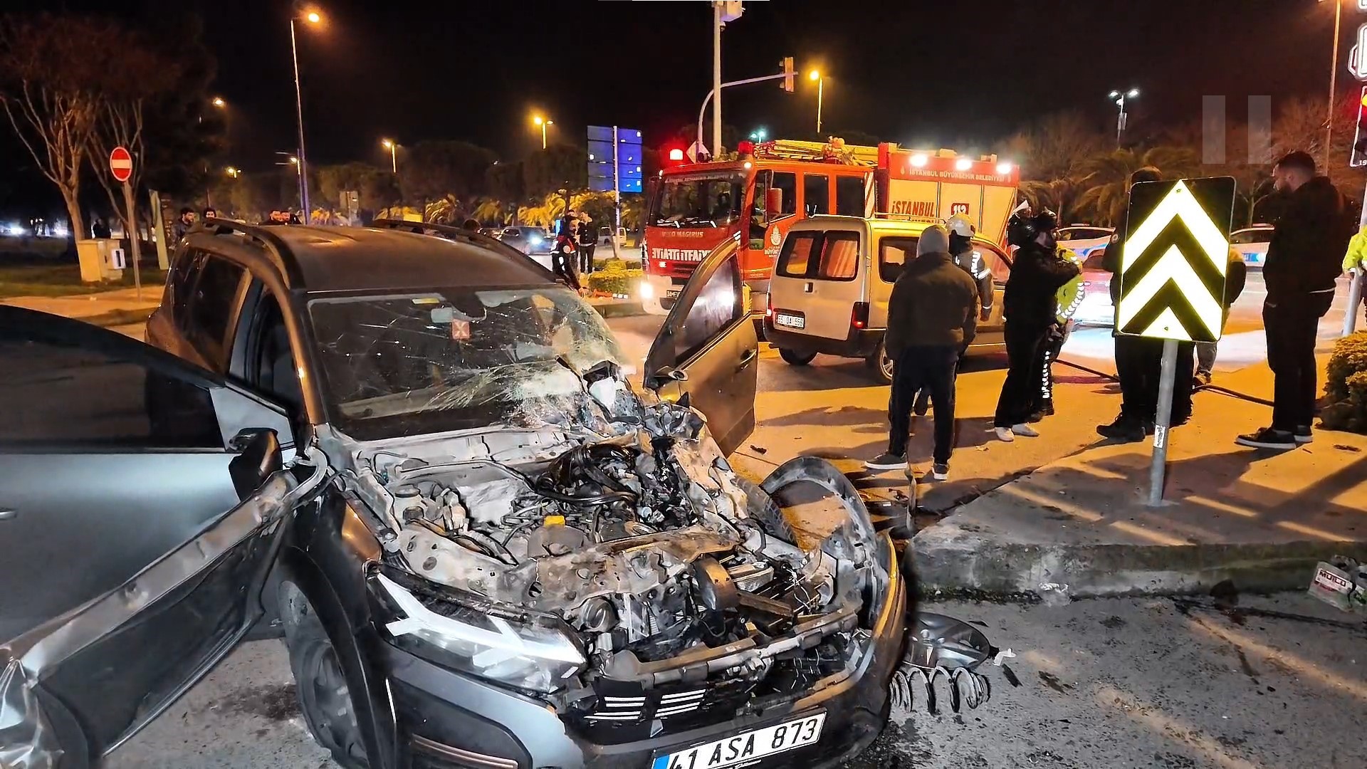 Kırmızı Işıkta Geçti, Araçlar Birbirine Girdi! 1’I Ağır 6 Kişi Yaralandı (3)