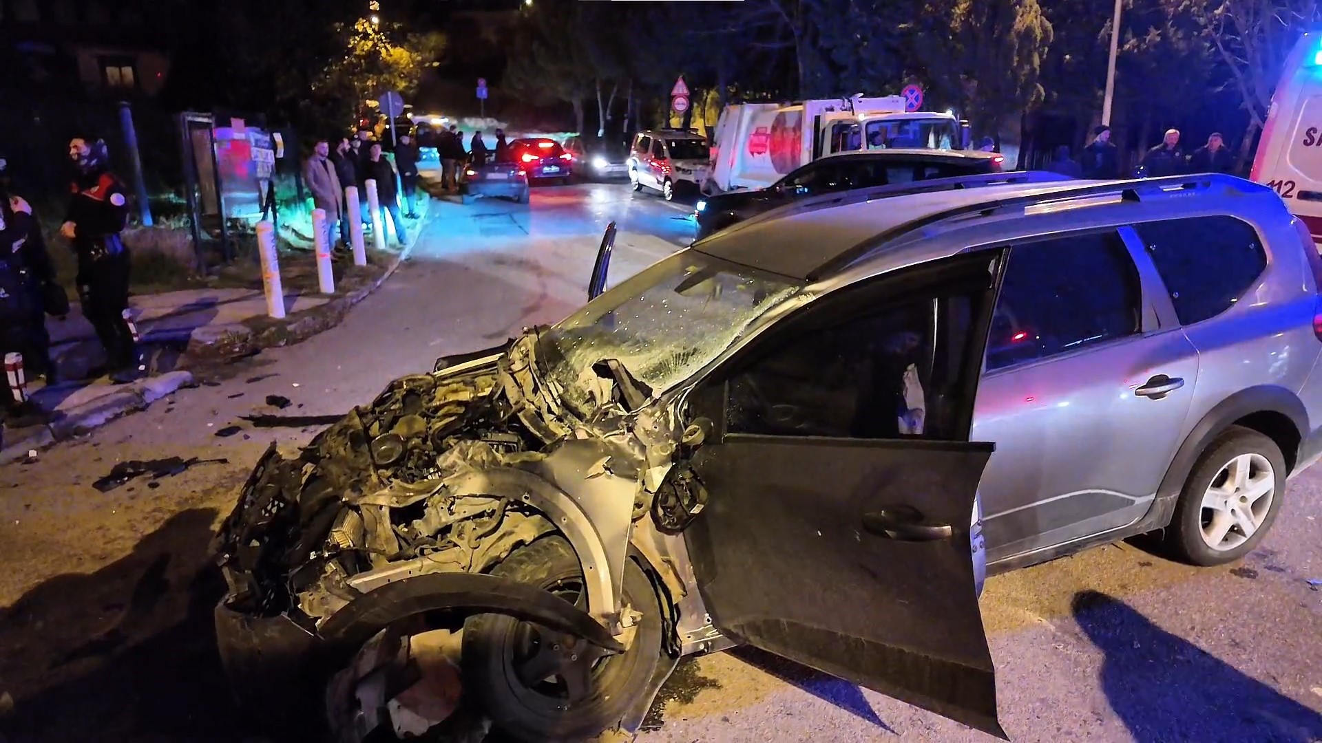 Kırmızı Işıkta Geçti, Araçlar Birbirine Girdi! 1’I Ağır 6 Kişi Yaralandı (7)