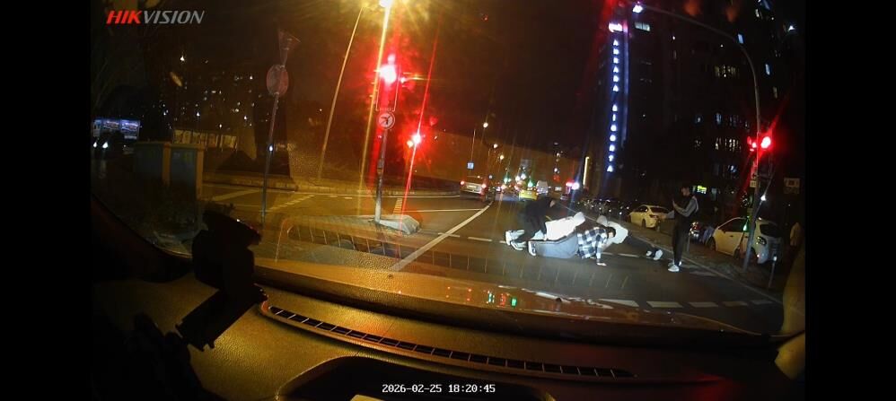 Kirmizi Isikta Sinav Cektiler Genclerin Yaya Gecidindeki Eglenceli Anlari Arac Kameras (2)