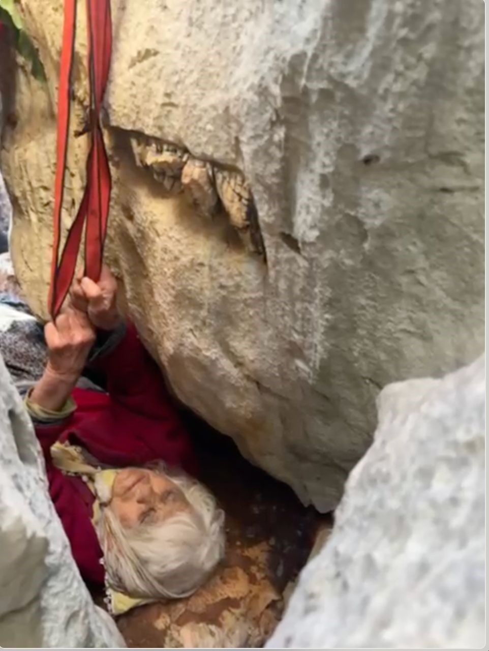 Komsularini Dinlemedi Hem Sakatlandi Hem Espri Yapti Ben Boyleyim (3)