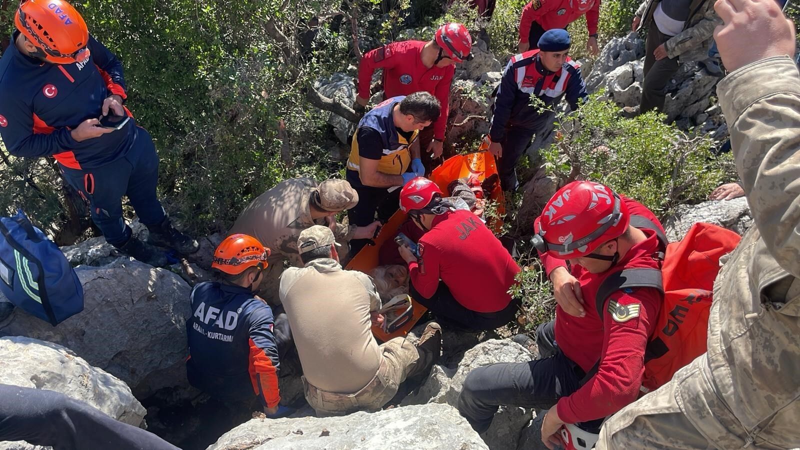 Komsularini Dinlemedi Hem Sakatlandi Hem Espri Yapti Ben Boyleyim (8)