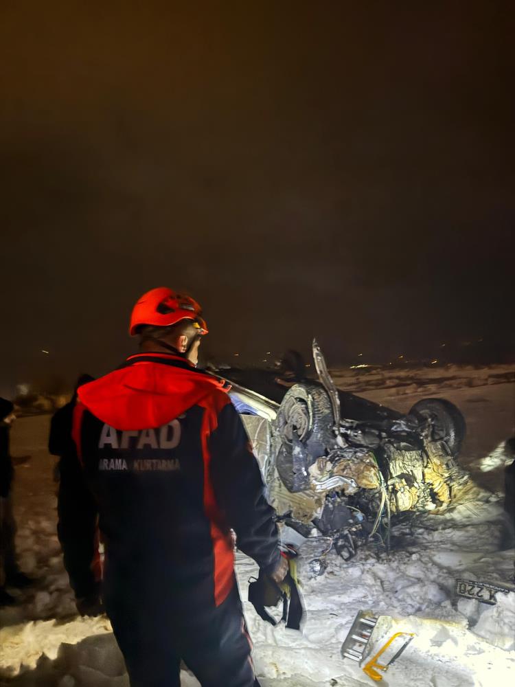 Kontrolden Cikan Arac Hurdaya Dondu Surucu Yasam Mucadelesi Veriyor (2)