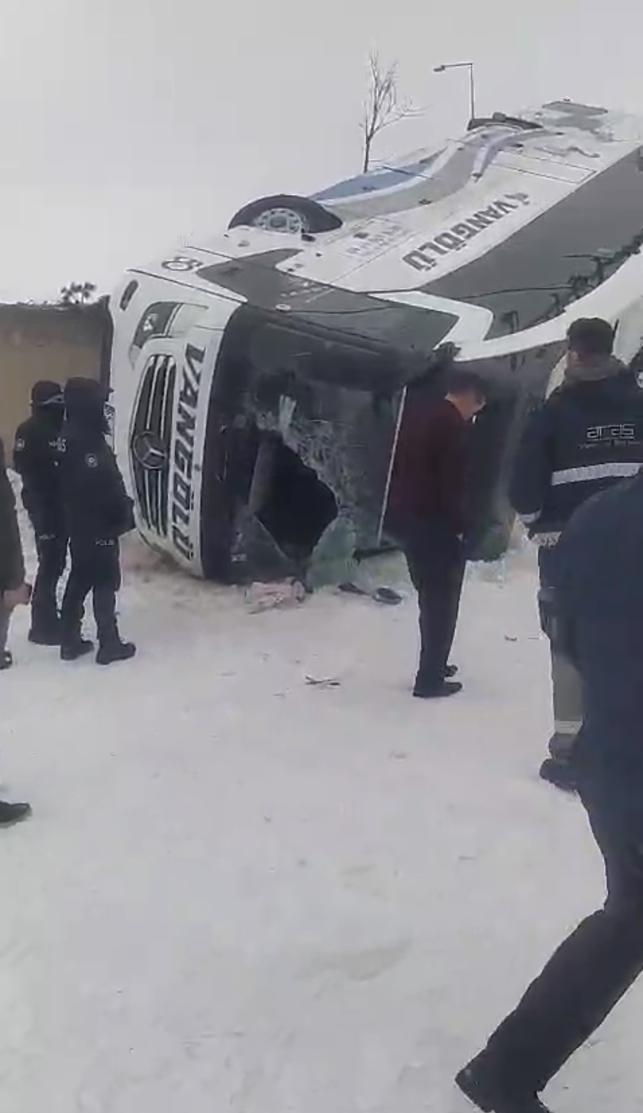 Korku Dolu Anlar Kaygan Yolda Otobüs Kontrolden Çıktı, 16 Yaralı (2)