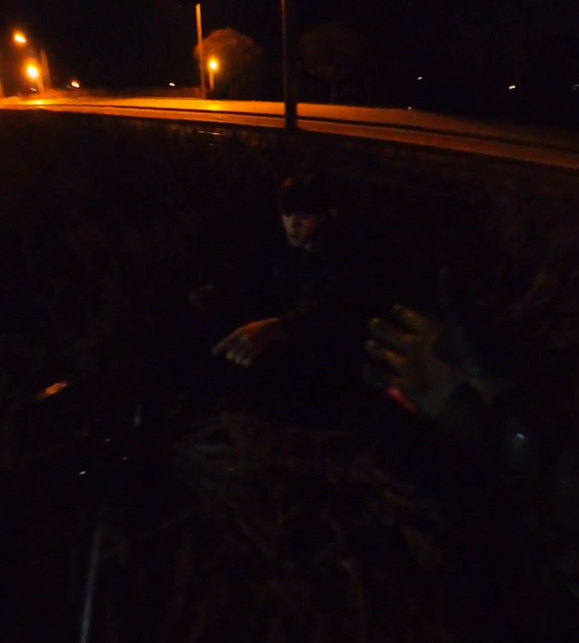 Korku Dolu Anlar Motosiklet Surucusu Bisikletliye Tokat Atti Sonra Yardima Kostu (2)