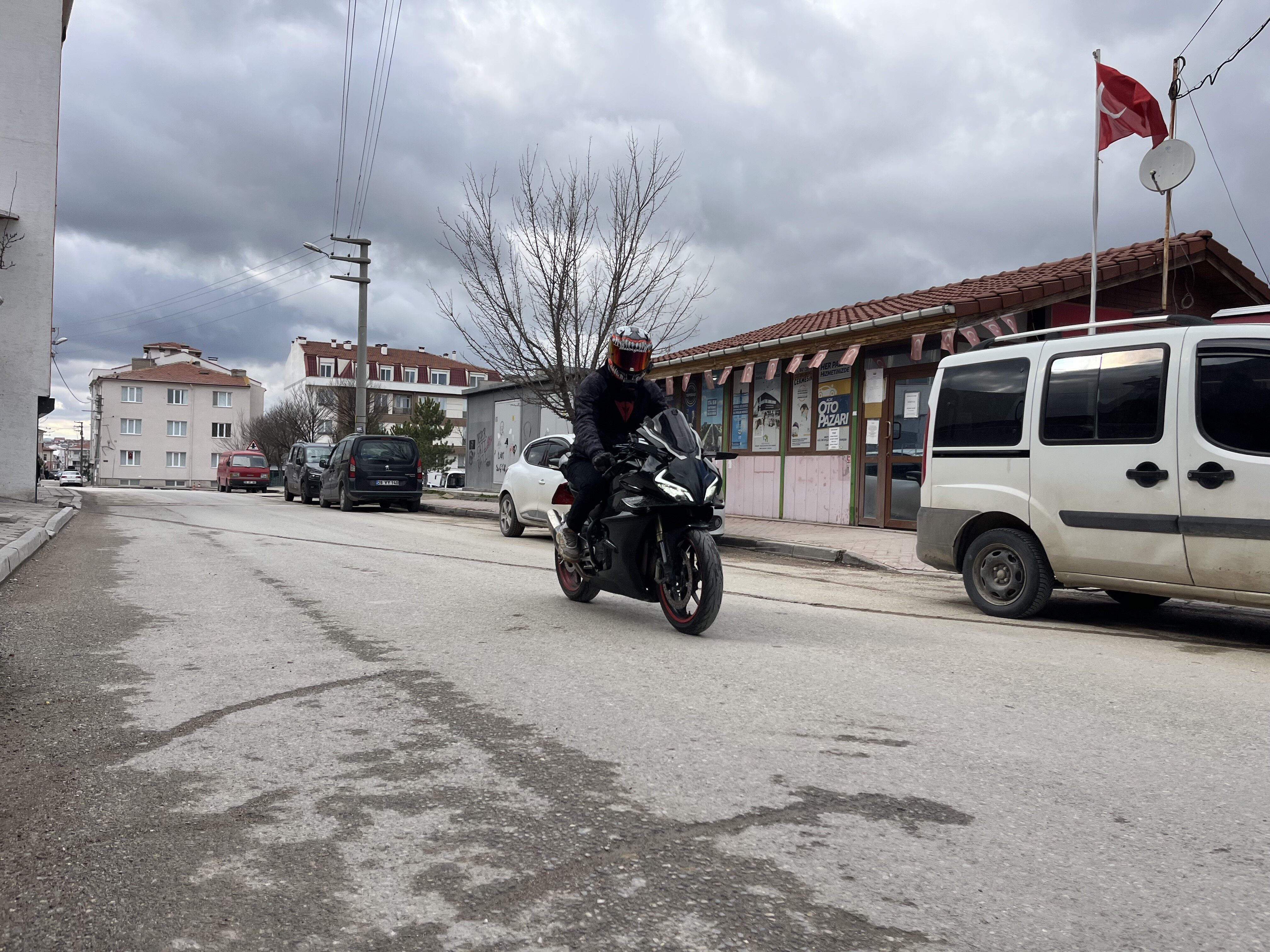 Korku Dolu Anlar Motosiklet Surucusu Bisikletliye Tokat Atti Sonra Yardima Kostu (3)