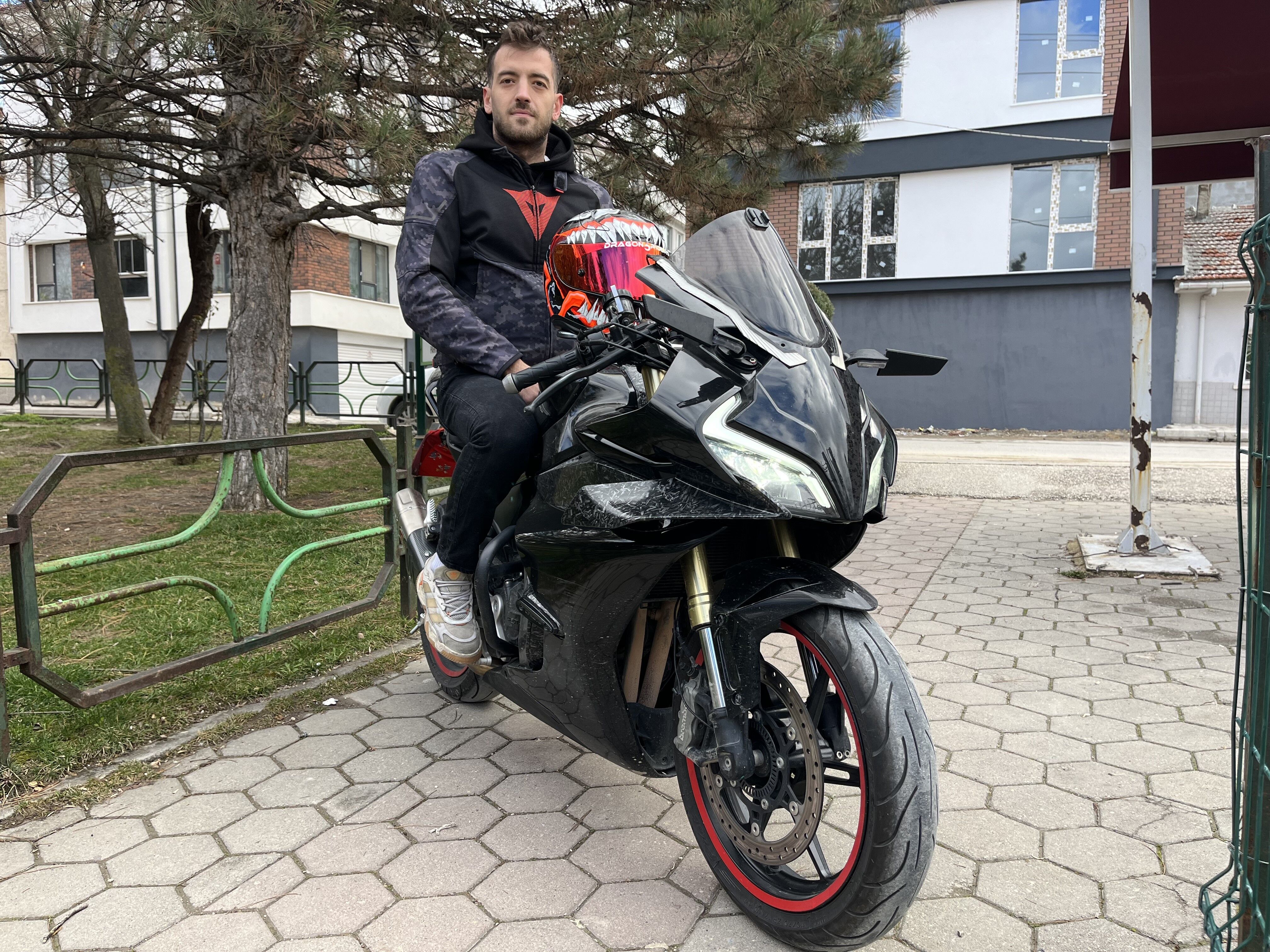 Korku Dolu Anlar Motosiklet Surucusu Bisikletliye Tokat Atti Sonra Yardima Kostu (4)